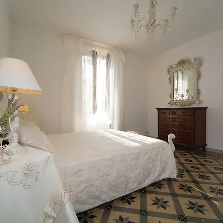 Villa Matilde 12 Pax By Villasretreats Tresana